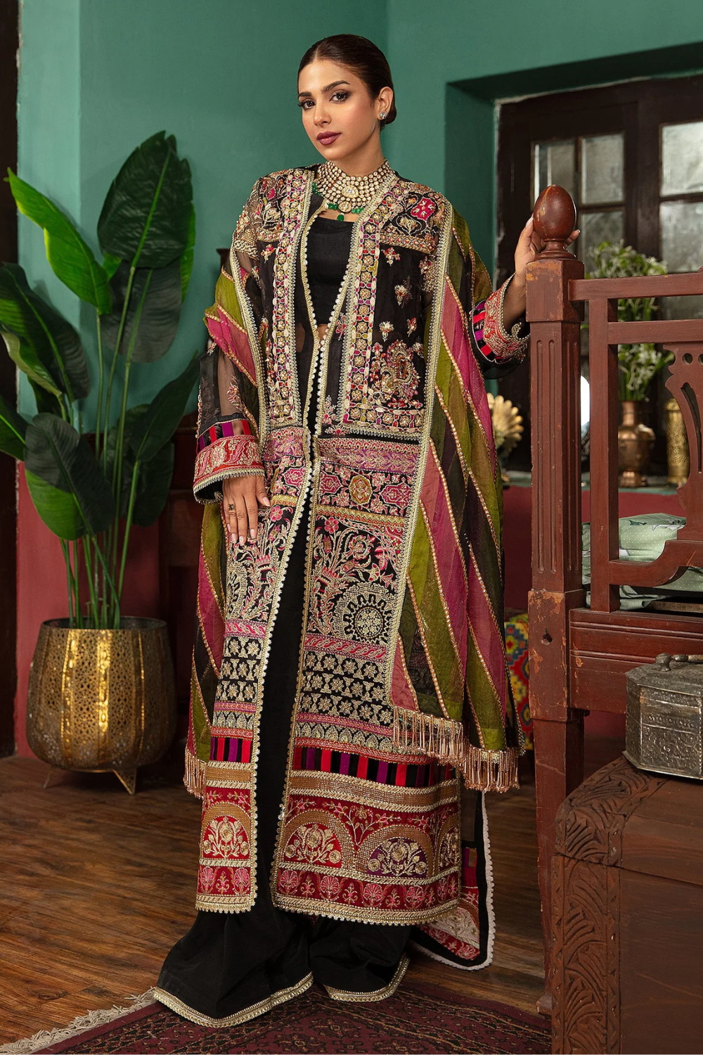 Black suit with clearance colourful dupatta online