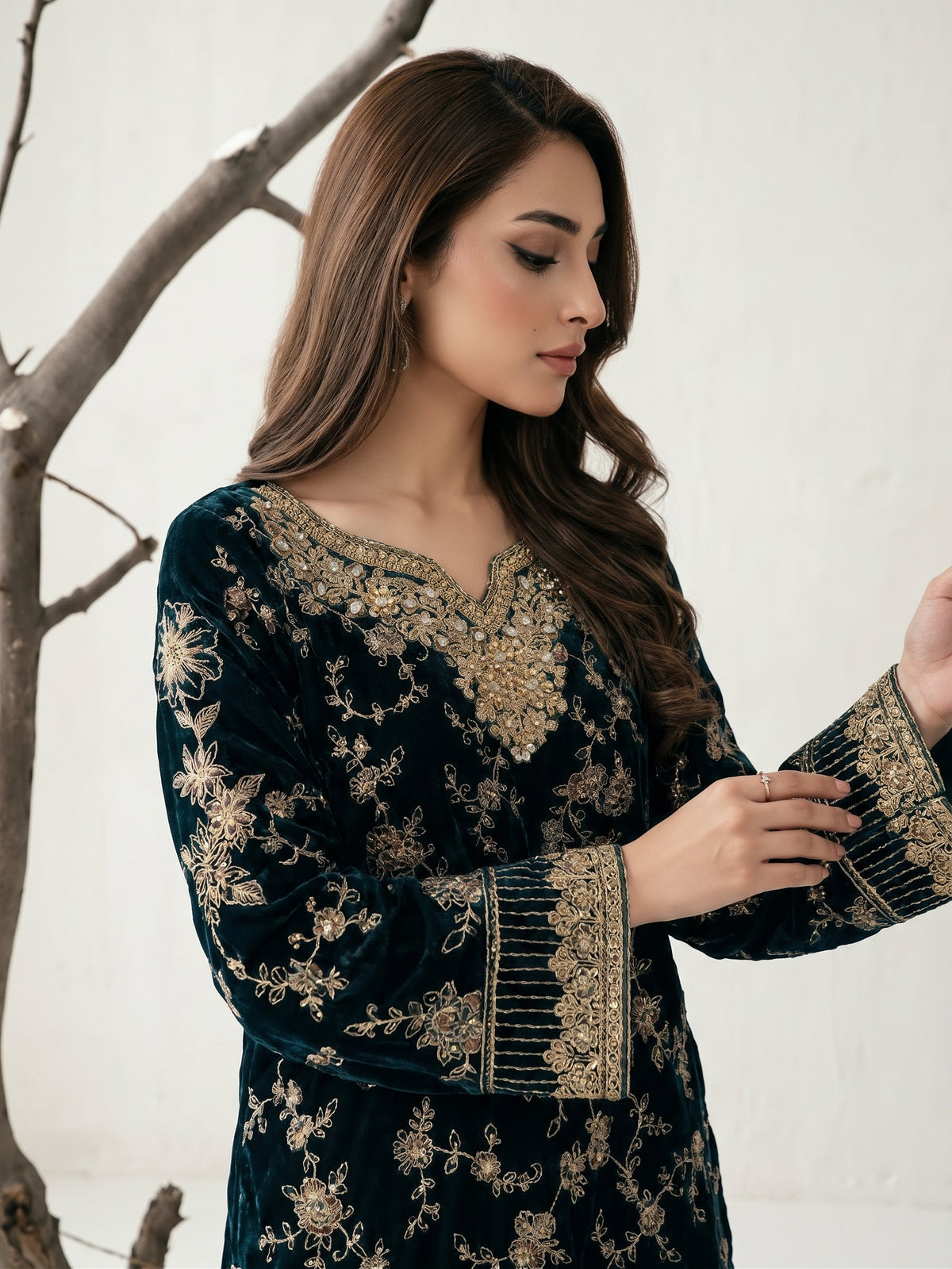 Velvet Shalwar Kameez with Thread Tilla Stone Work Online in KSA Riyadh Saudi Arabia Oman Bahrain Qatar
