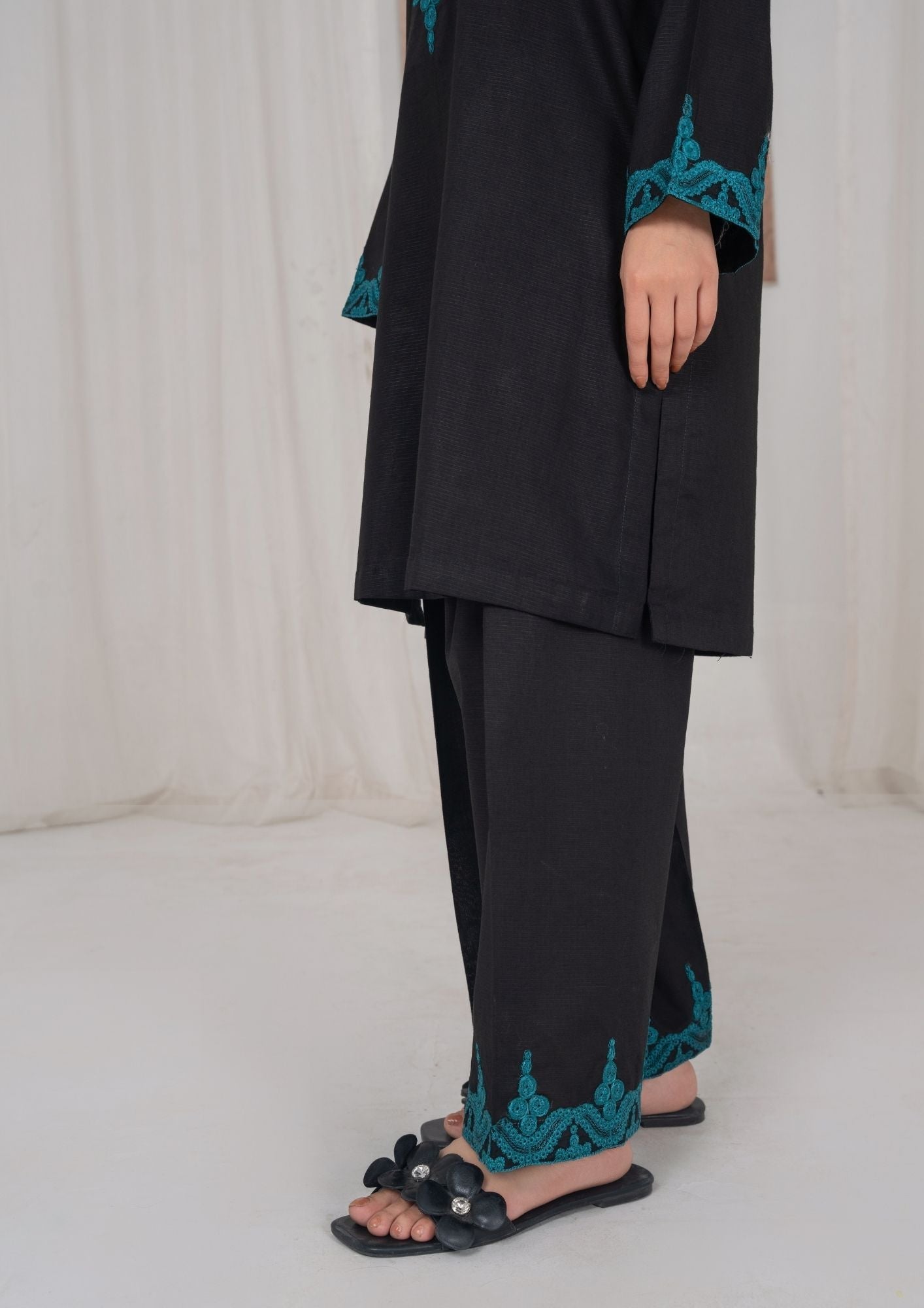 Summer Wear Black Embroidered Lawn Suit with Chiffon Dupatta Online in KSA Riyadh Saudi Arabia Oman Bahrain Qatar