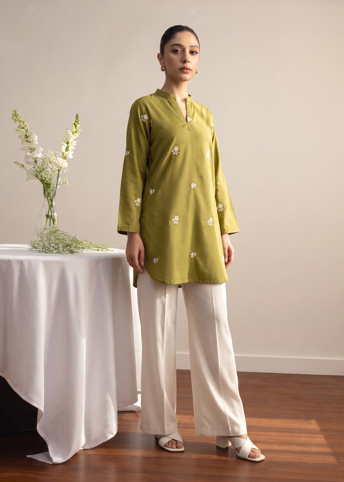 2 Piece Lawn Kurta Trouser Pakistani Suit Online in KSA Riyadh Saudi Arabia Oman Bahrain Qatar
