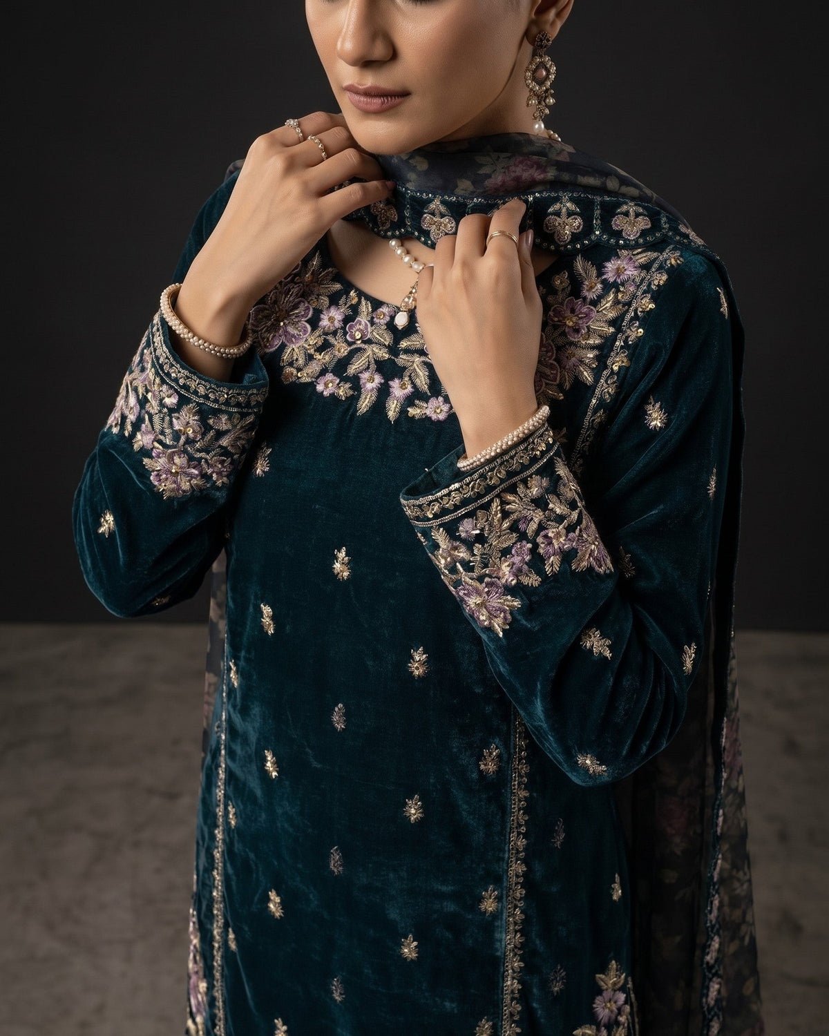 3PC Readymade Velvet Pakistani Suit with Dupatta Online in KSA Riyadh Saudi Arabia Oman Bahrain Qatar
