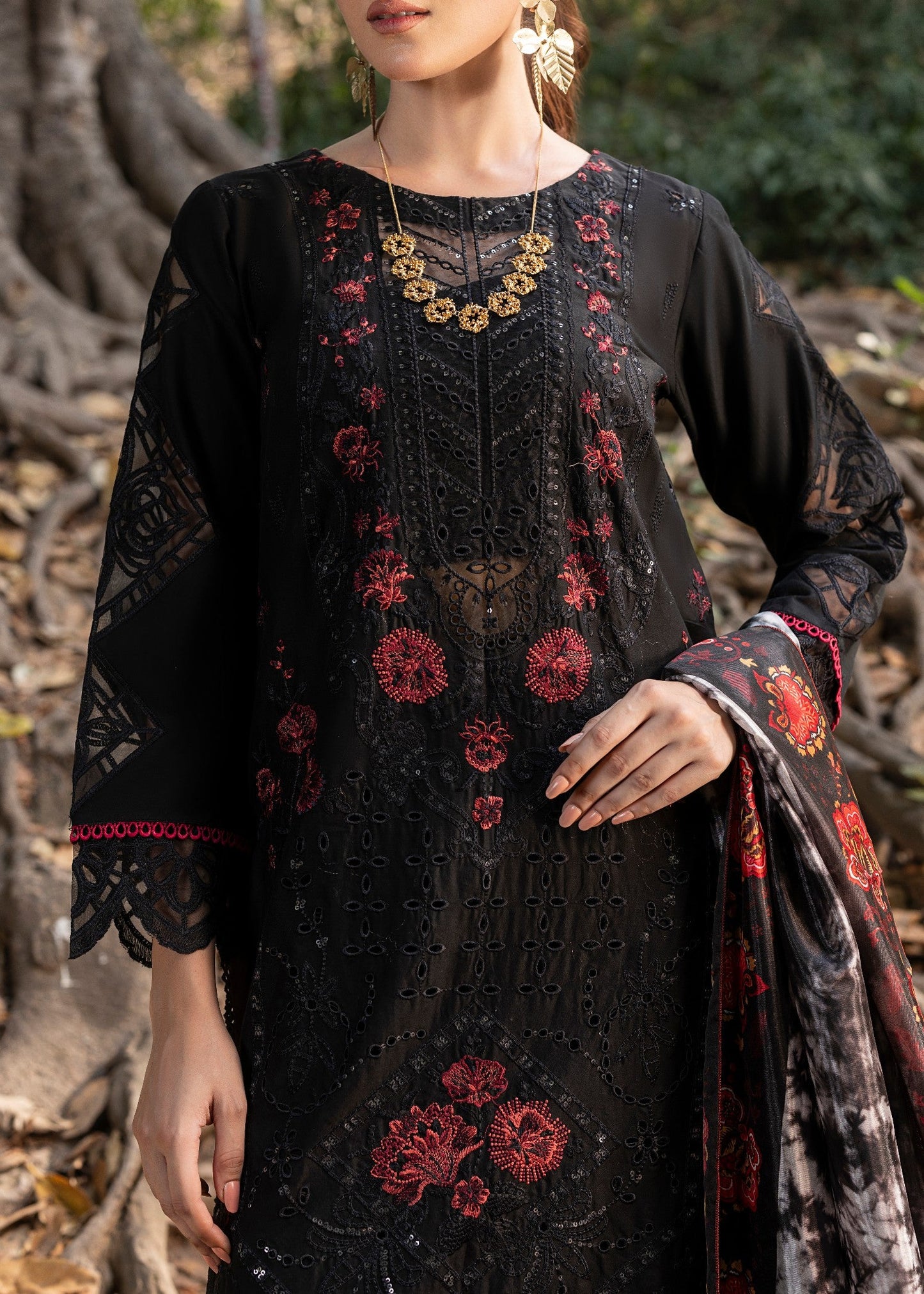 Black Embroidered Lawn 3 Piece Suit Online in Dubai DXB UAE Abudhabi Meena Bazaar