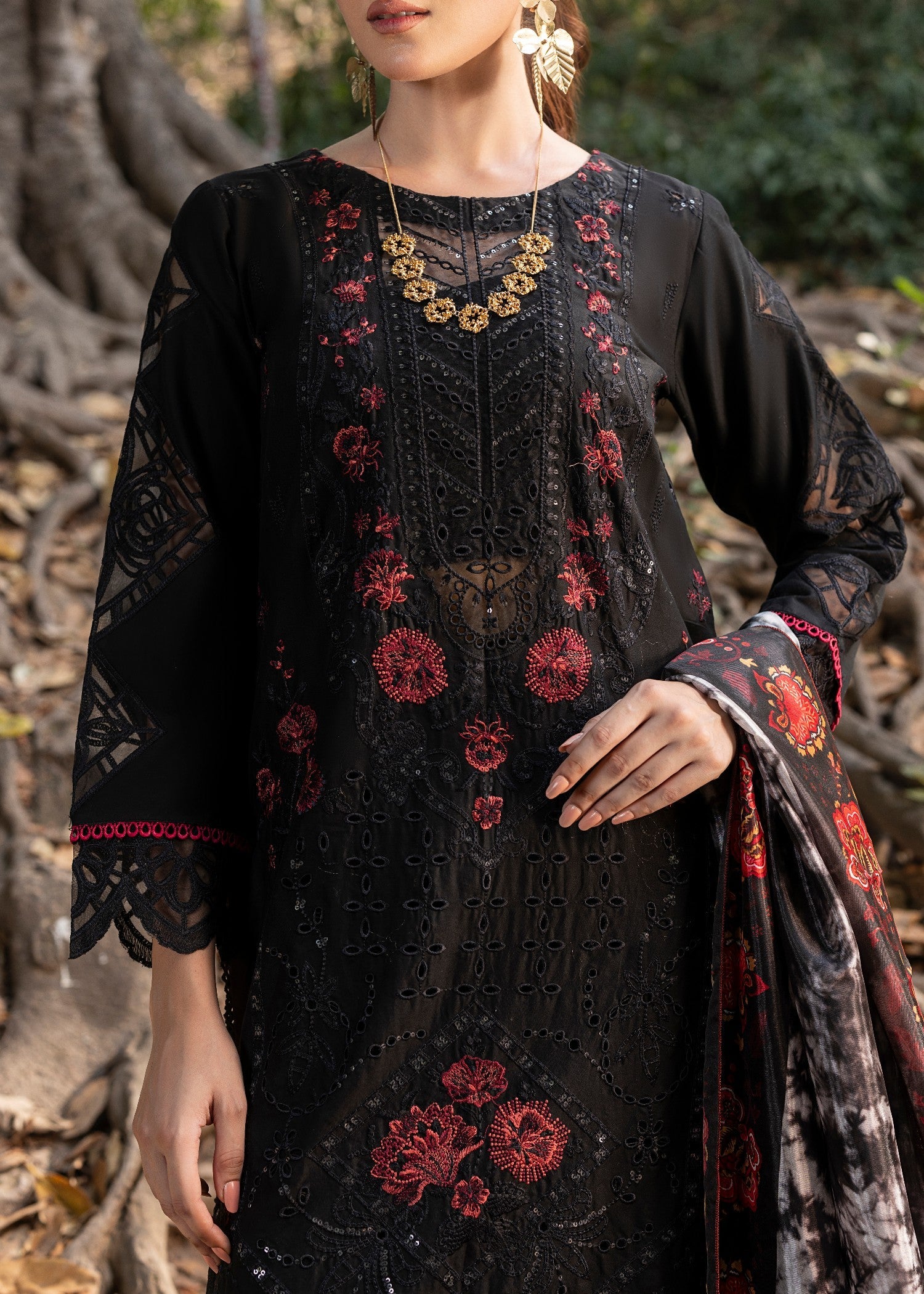 Black Embroidered Lawn 3 Piece Suit Online in Dubai DXB UAE Abudhabi Meena Bazaar
