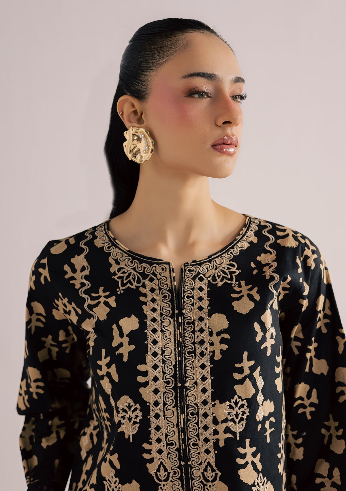 Black Embroidered Lawn Dress Material Online in Dubai UAE Abudhabi Ajman Sharjah