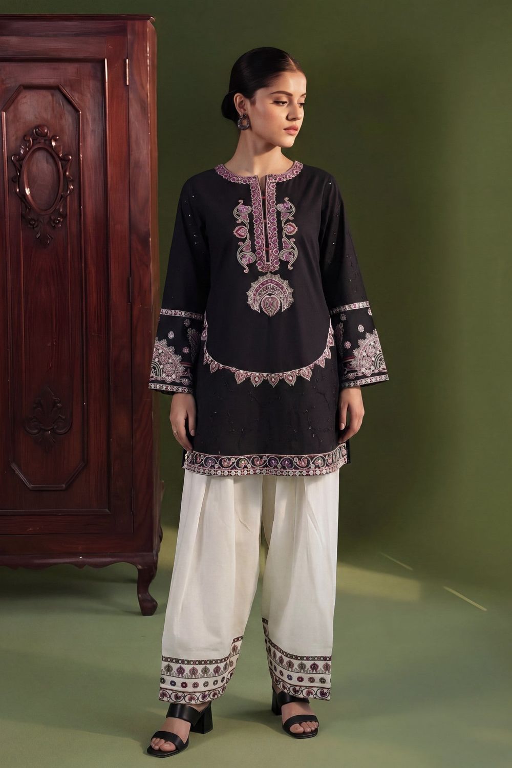 Black Embroidered Lawn Straight Kurta Set Online in Dubai UAE Abudhabi Ajman Sharjah