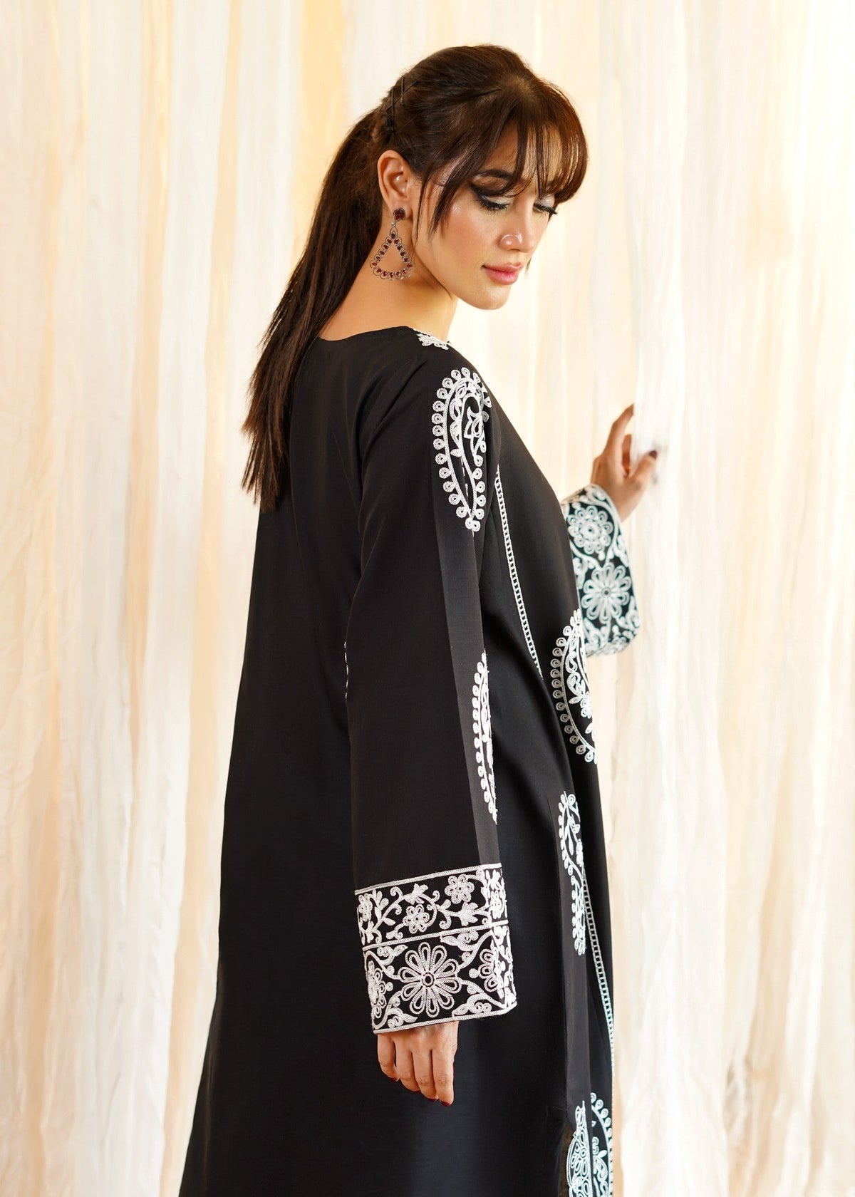 Black Embroidered Pakistani Lawn Kurta Set Online in KSA Riyadh Saudi Arabia Oman Bahrain Qatar