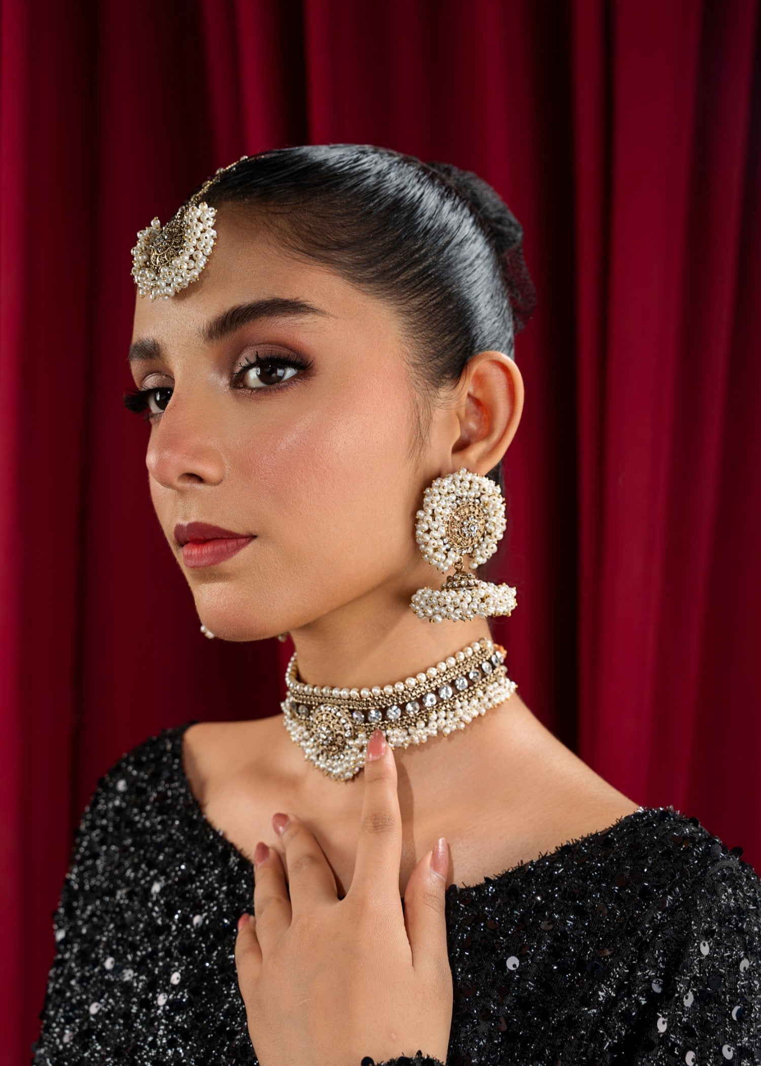 Classic White Pearl Jewellery Set Choker Tikka Earrings Online in Dubai UAE Abudhabi Ajman Sharjah