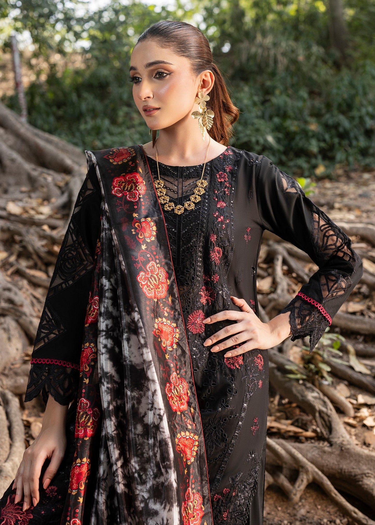 Designer Embroidered Black Lawn Salwar Suit Online in KSA Riyadh Saudi Arabia Oman Bahrain Qatar