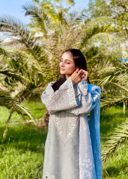 Embroidered Lawn Suit for Women Online in KSA Riyadh Saudi Arabia Oman Bahrain Qatar