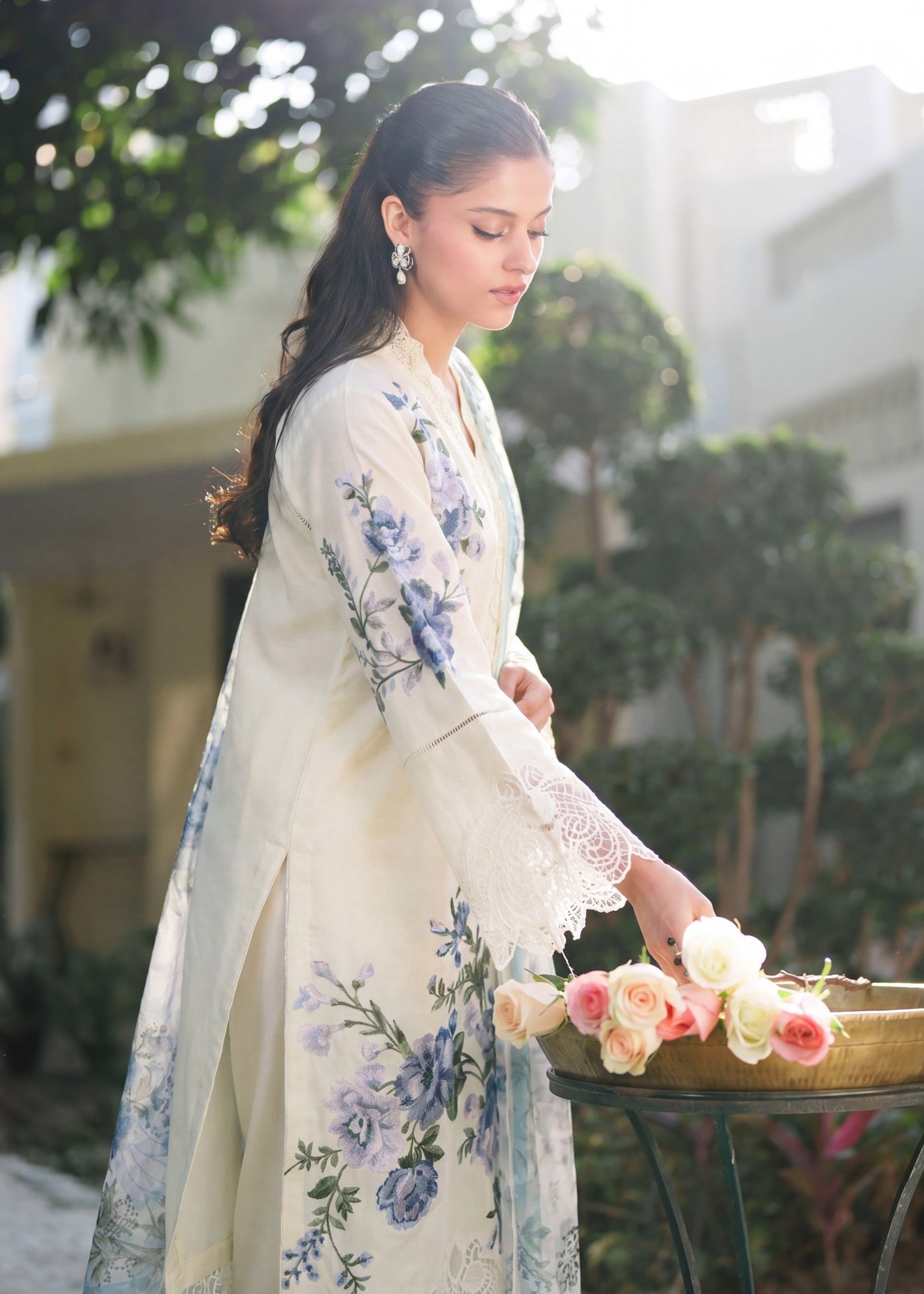 Embroidered White Lawn Ladies Suit Online in KSA Riyadh Saudi Arabia Oman Bahrain Qatar