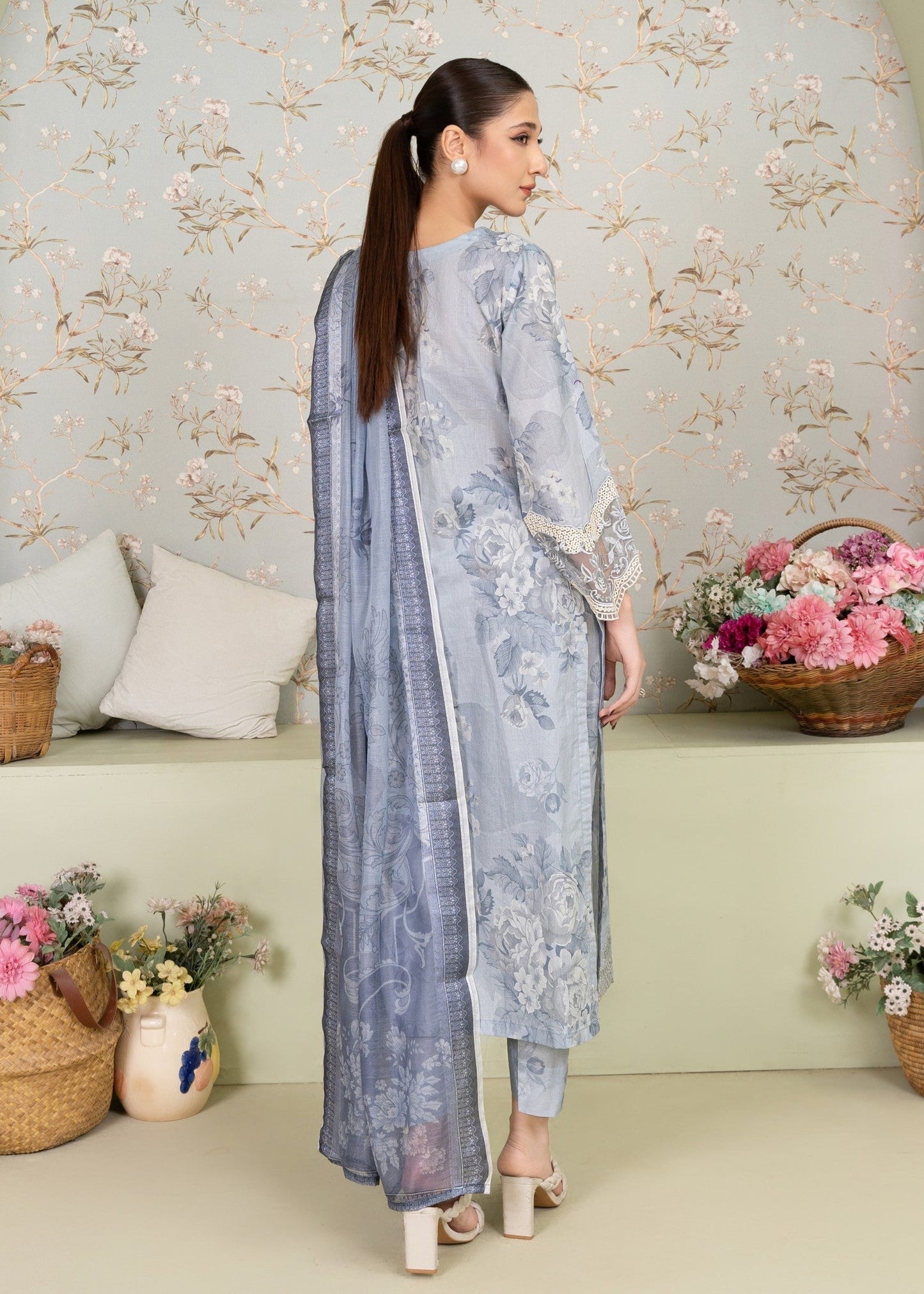 Grey Printed Lawn Salwar Kameez Online in KSA Riyadh Saudi Arabia Oman Bahrain Qatar