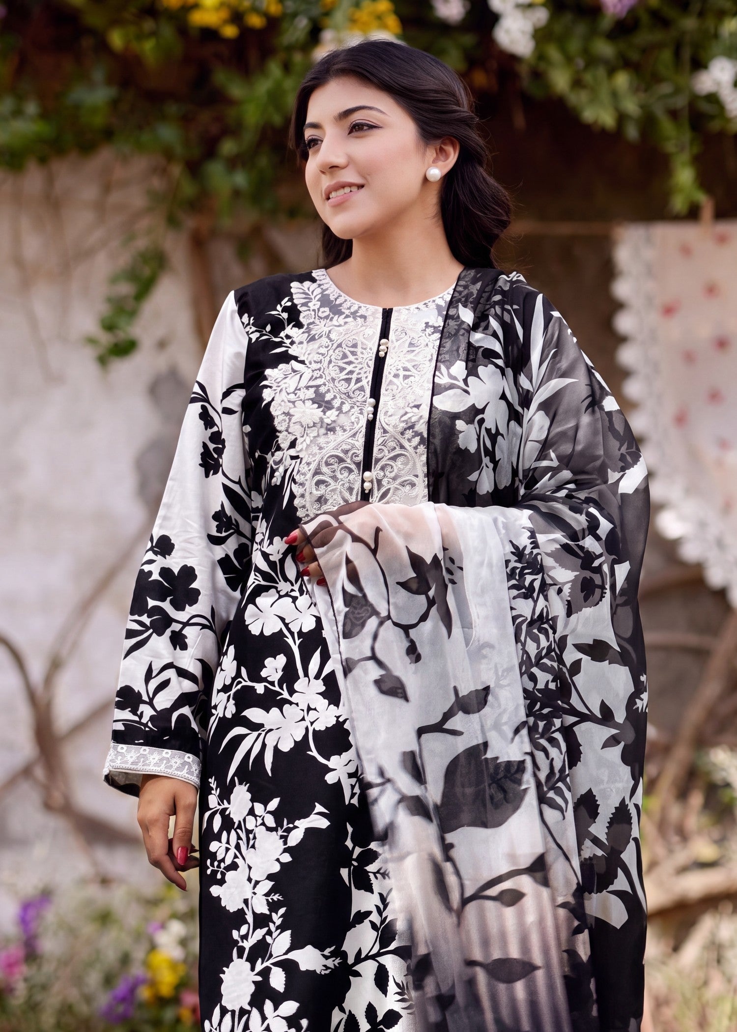 Ladies Embroidered Black Lawn Kameez Online in UK USA Canada
