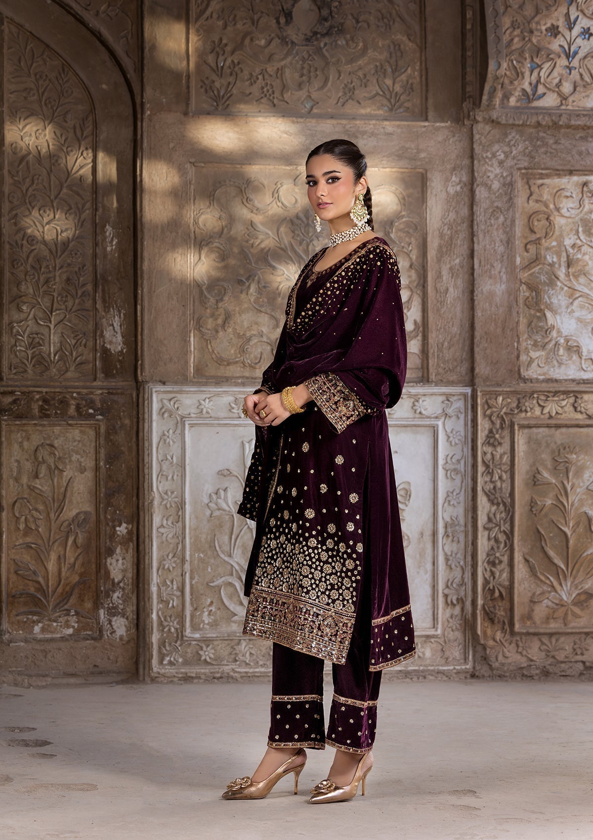 Ladies Embroidered Velvet Pakistani Suit Online in KSA Riyadh Saudi Arabia Oman Bahrain Qatar