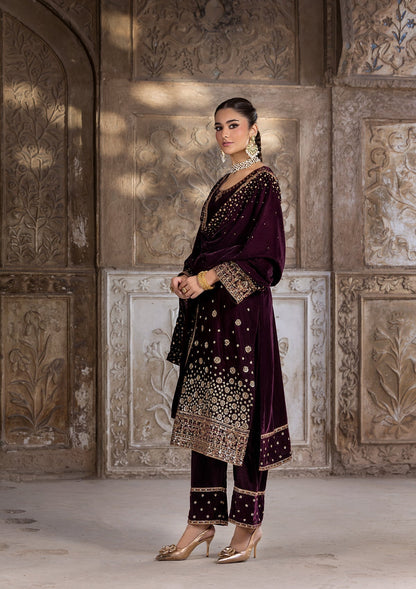 Ladies Embroidered Velvet Pakistani Suit Online in KSA Riyadh Saudi Arabia Oman Bahrain Qatar