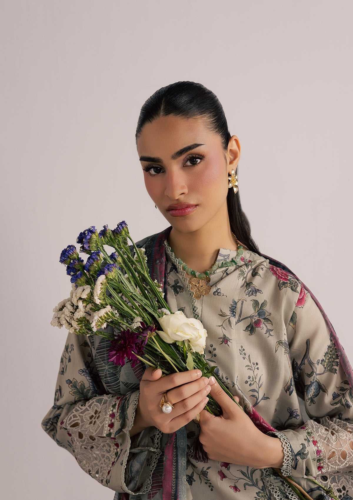 Ladies Grey Embroidered Lawn Salwar Kameez Online in KSA Riyadh Saudi Arabia Oman Bahrain Qatar