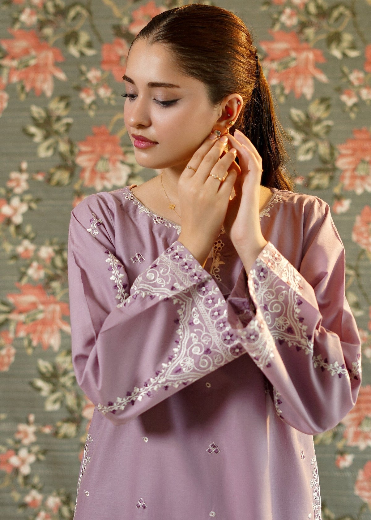 Lilac Embroidered Lawn Daily Wear Kurta Set Online in KSA Riyadh Saudi Arabia Oman Bahrain Qatar
