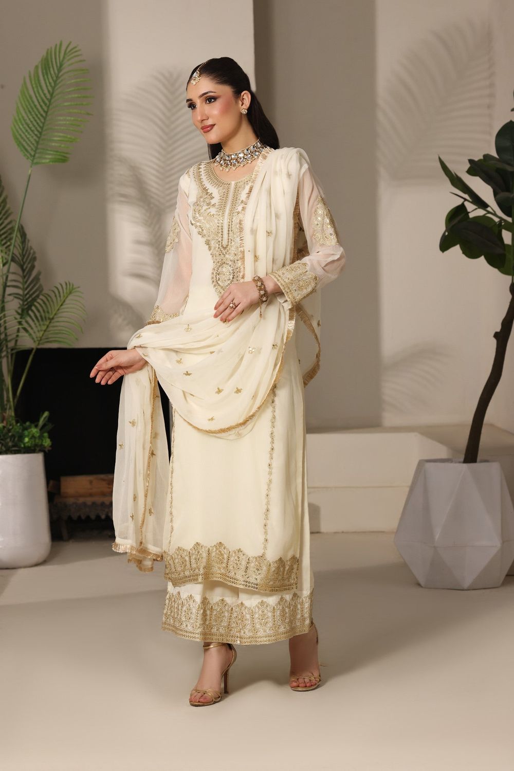 Off-White Embroidered Chiffon Partywear Kurta Set Online in Dubai UAE Abudhabi Ajman Sharjah