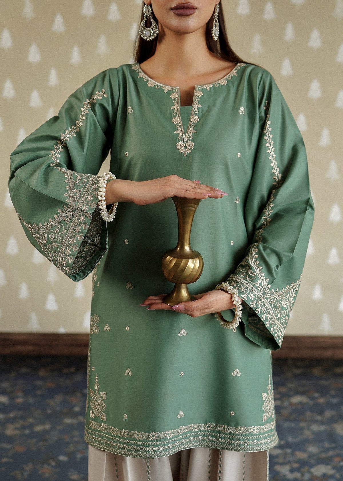 Off-White Embroidered Lawn Pakistani Kurta Set Online in KSA Riyadh Saudi Arabia Oman Bahrain Qatar