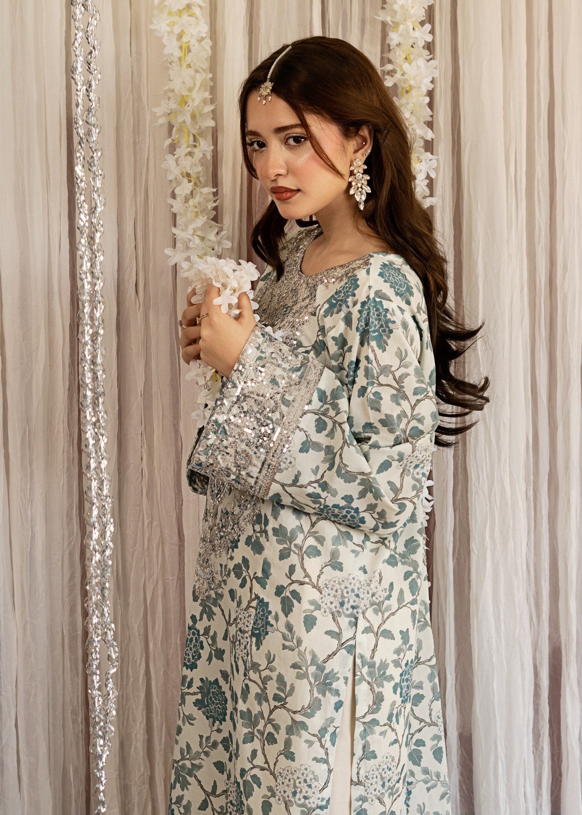 Off-White Tilla Embroidered Lawn Kurta Set Online in KSA Riyadh Saudi Arabia Oman Bahrain Qatar