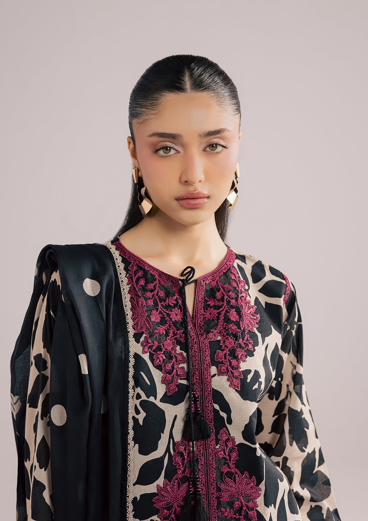Pakistani Designer Black Lawn Embroidered Suit Online in KSA Riyadh Saudi Arabia Oman Bahrain Qatar
