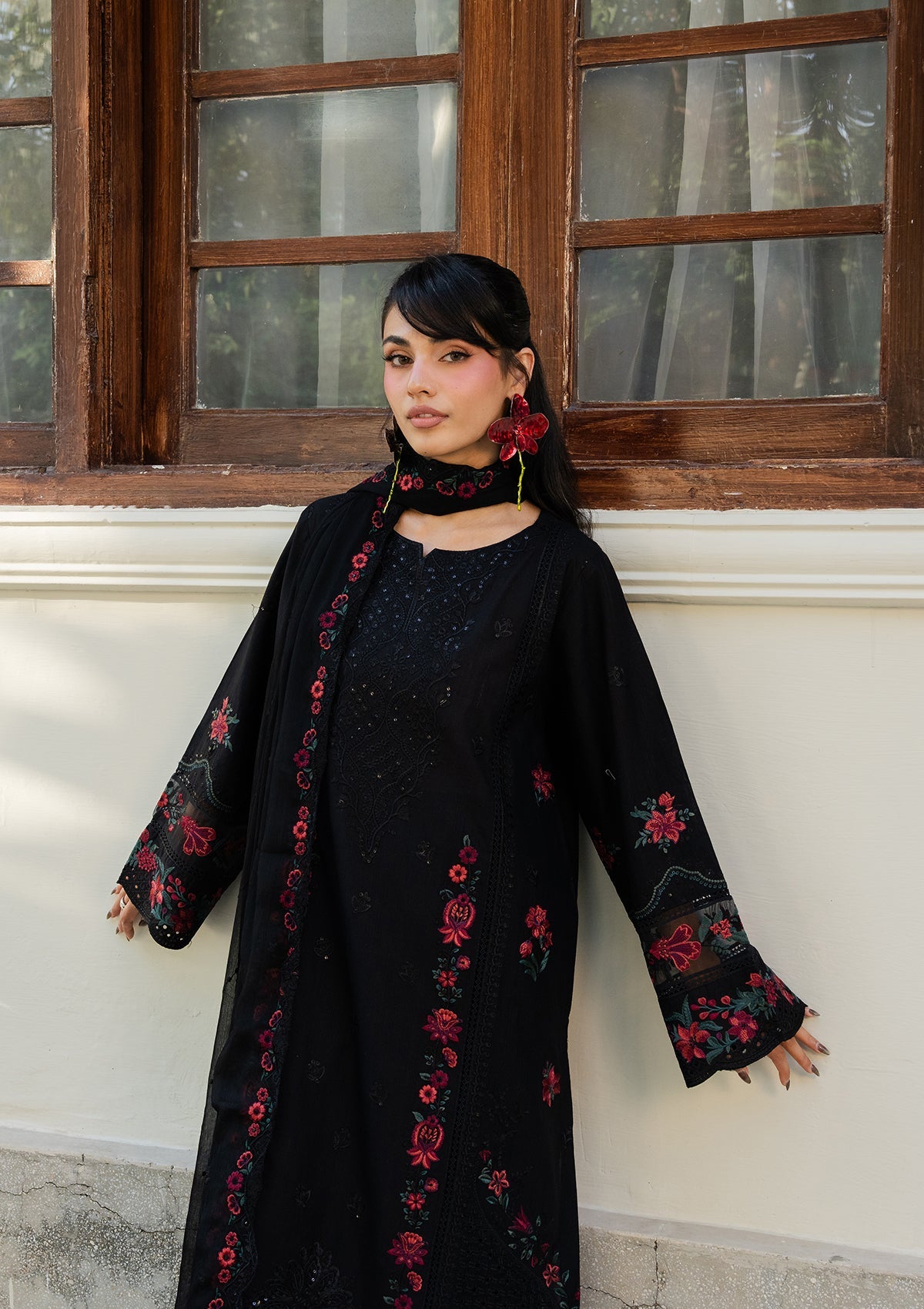 Pakistani Designer Black Lawn Salwar Kameez Online in KSA Riyadh Saudi Arabia Oman Bahrain Qatar