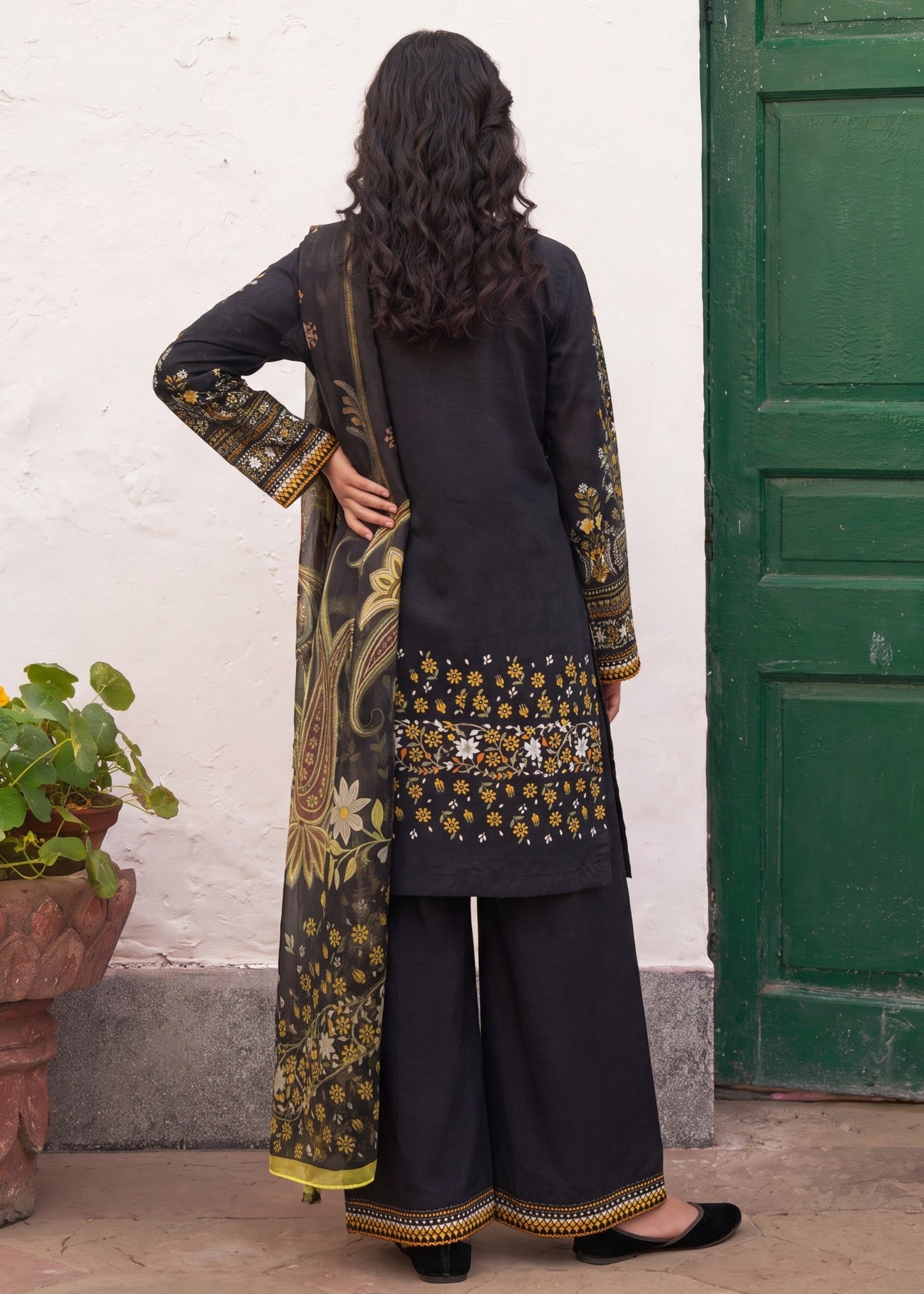 Pakistani Designer Black Lawn Suit Online in KSA Riyadh Saudi Arabia Oman Bahrain Qatar