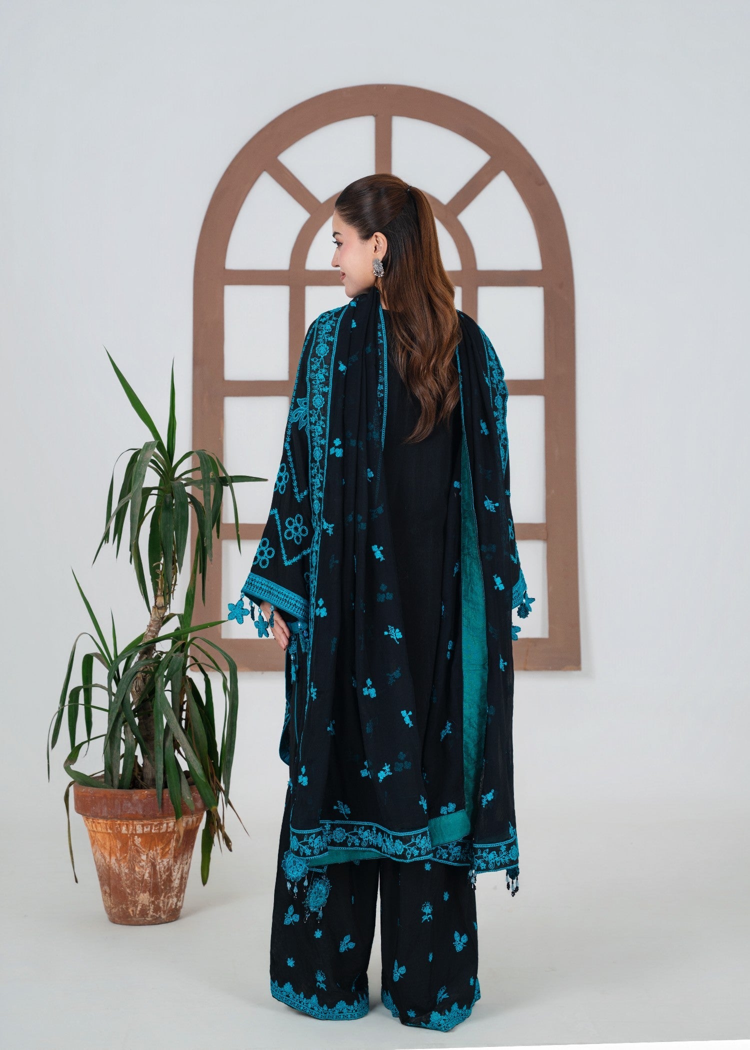 Pakistani Designer Black Silk Salwar Kameez Online in KSA Riyadh Saudi Arabia Oman Bahrain Qatar