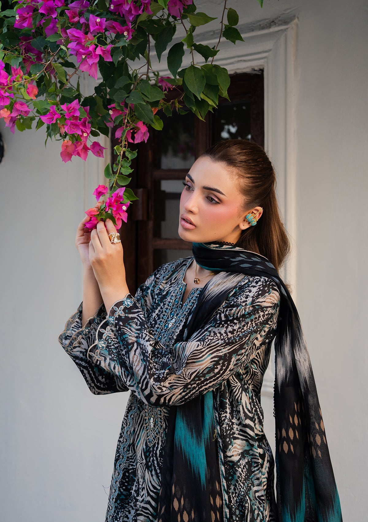 Pakistani Designer Embroidered Lawn Suit Online in KSA Riyadh Saudi Arabia Oman Bahrain Qatar