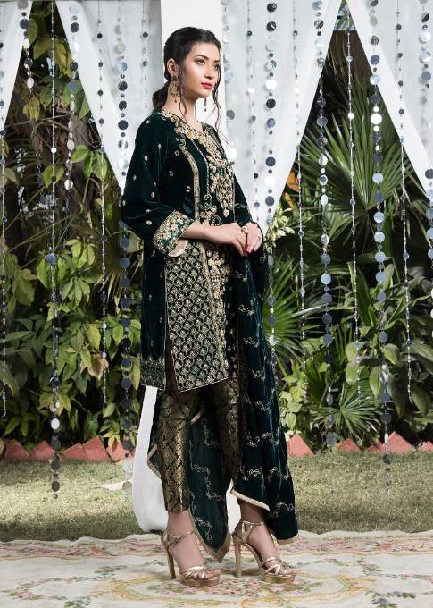 Pakistani Designer Green Velvet Salwar Kameez Online in KSA Riyadh Saudi Arabia Oman Bahrain Qatar