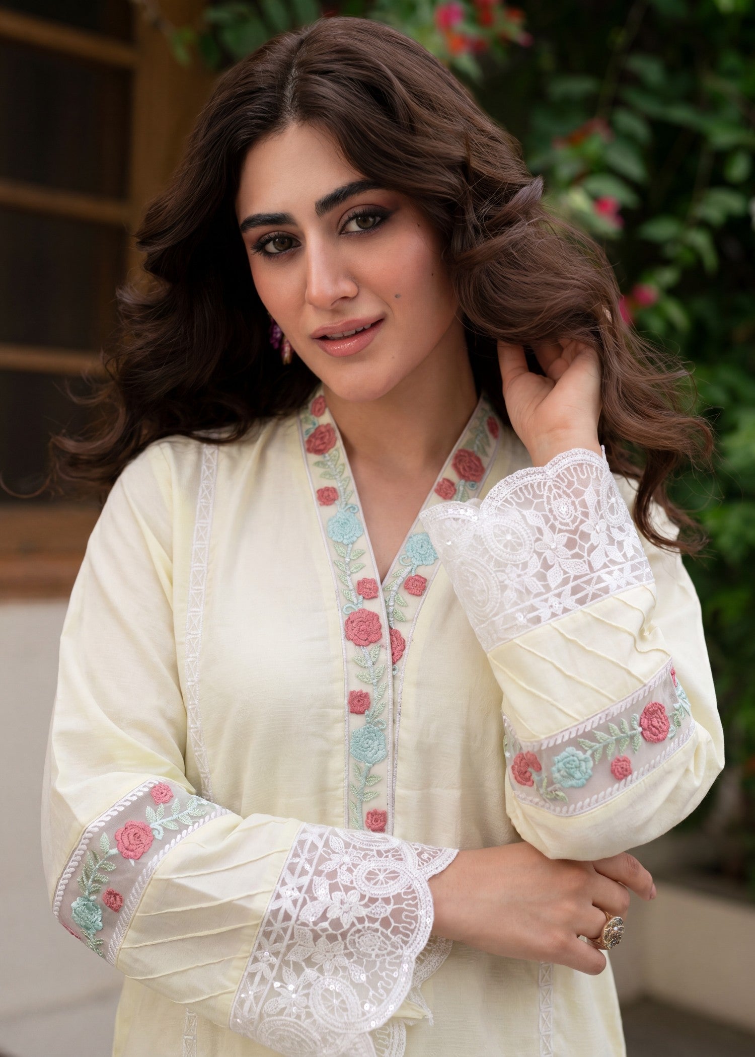 Pakistani Designer Off-White Lawn Kurta Set Online in KSA Riyadh Saudi Arabia Oman Bahrain Qatar
