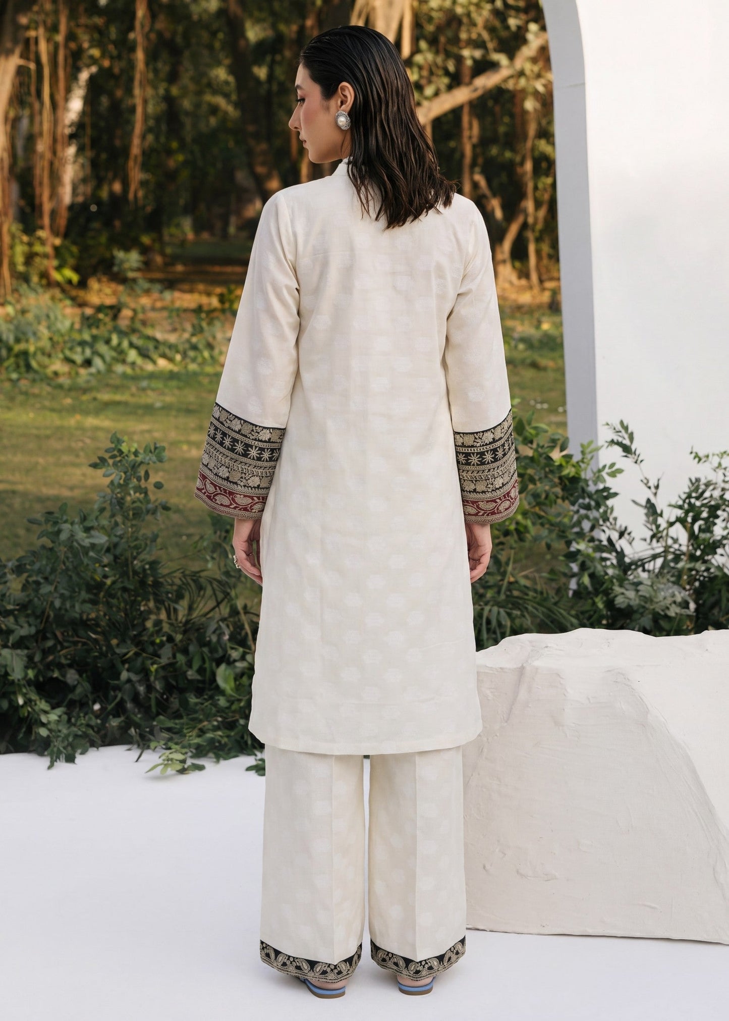 Pakistani Designer White Embroidered Kurta Set Online in KSA Riyadh Saudi Arabia Oman Bahrain Qatar