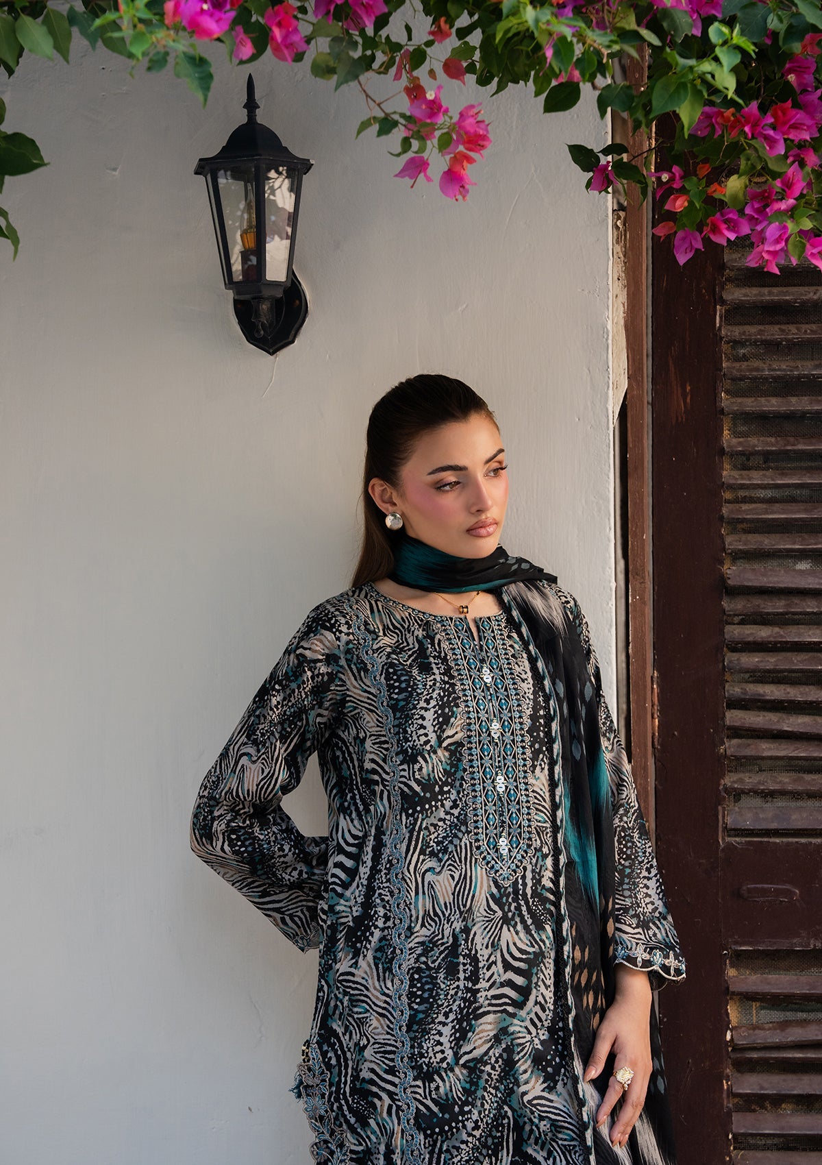 Pakistani Embroidered Lawn Suit for Women Online in KSA Riyadh Saudi Arabia Oman Bahrain Qatar
