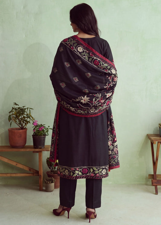 Pakistani Designer Black Lawn 3 Piece Suit Online in KSA Riyadh Saudi Arabia Oman Bahrain Qatar