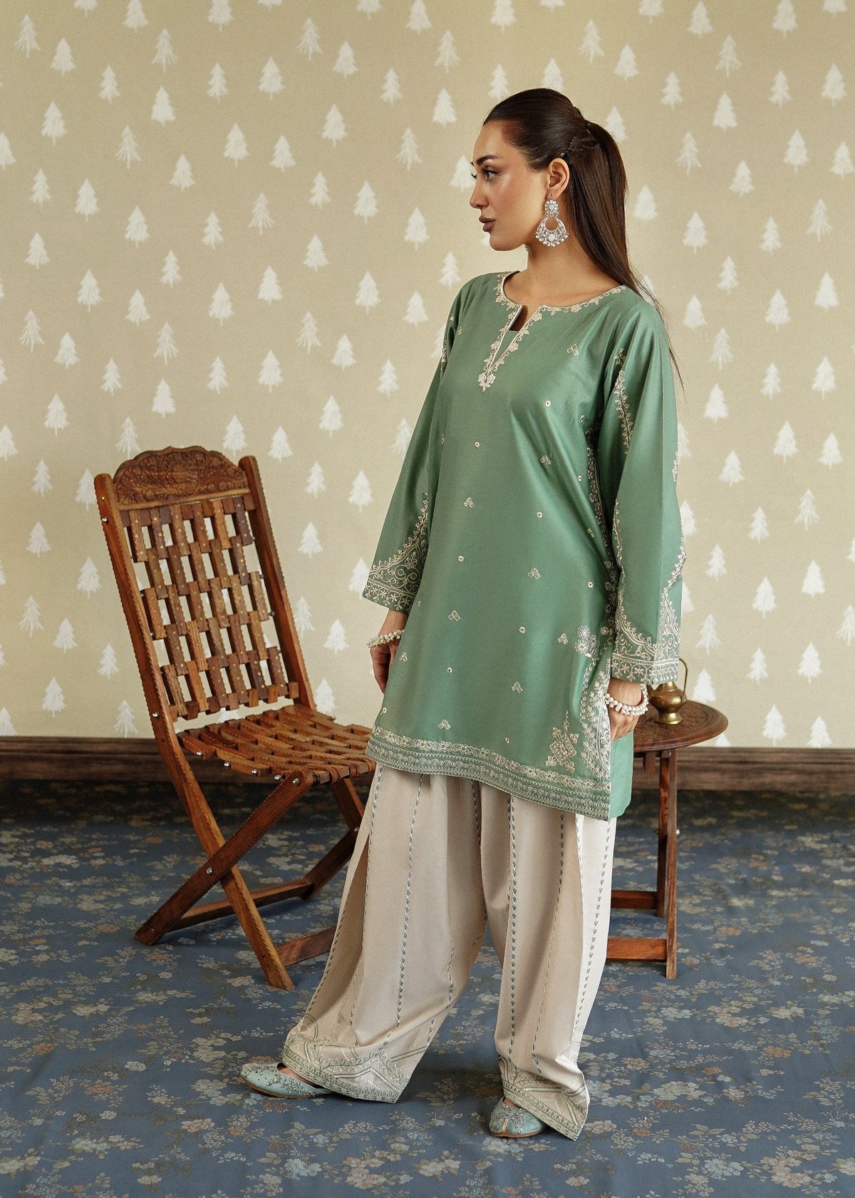 Pastel Green Off-White Lawn Kurta Set Online in KSA Riyadh Saudi Arabia Oman Bahrain Qatar