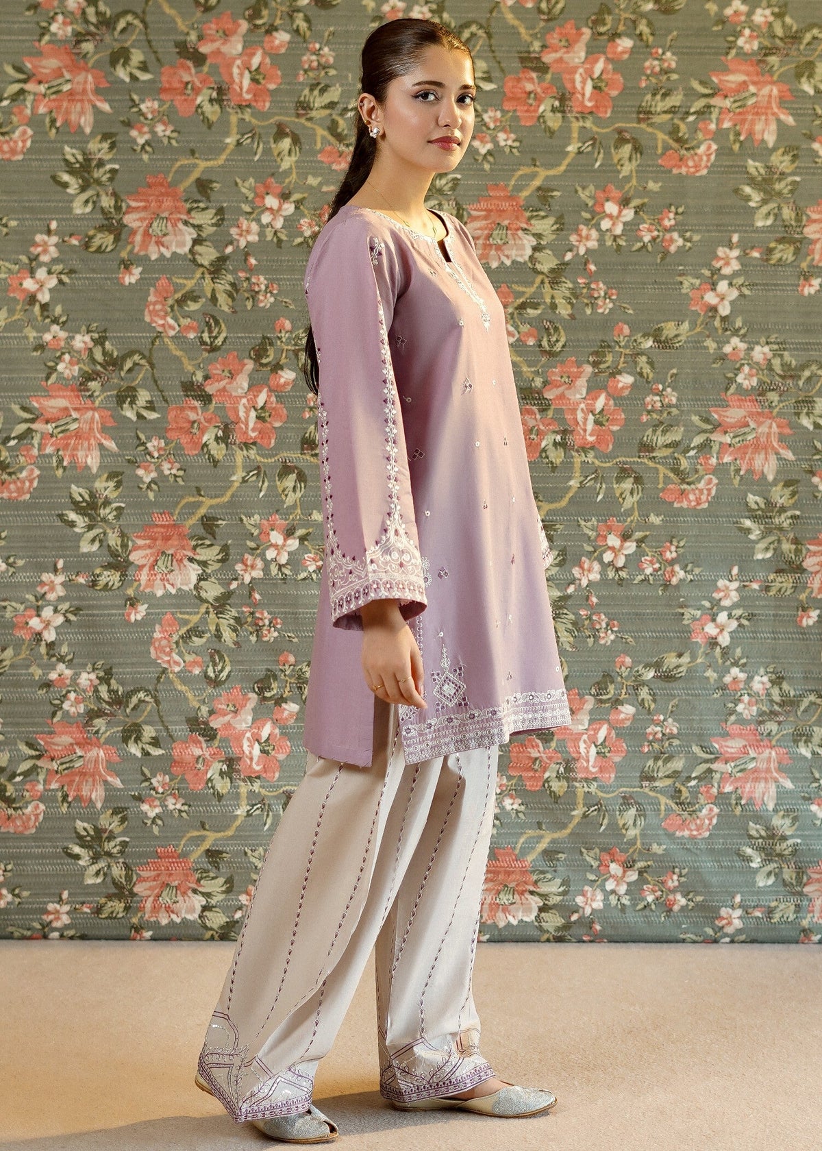 Ready to Wear Lilac Lawn Pakistani Kurta Set Online in KSA Riyadh Saudi Arabia Oman Bahrain Qatar