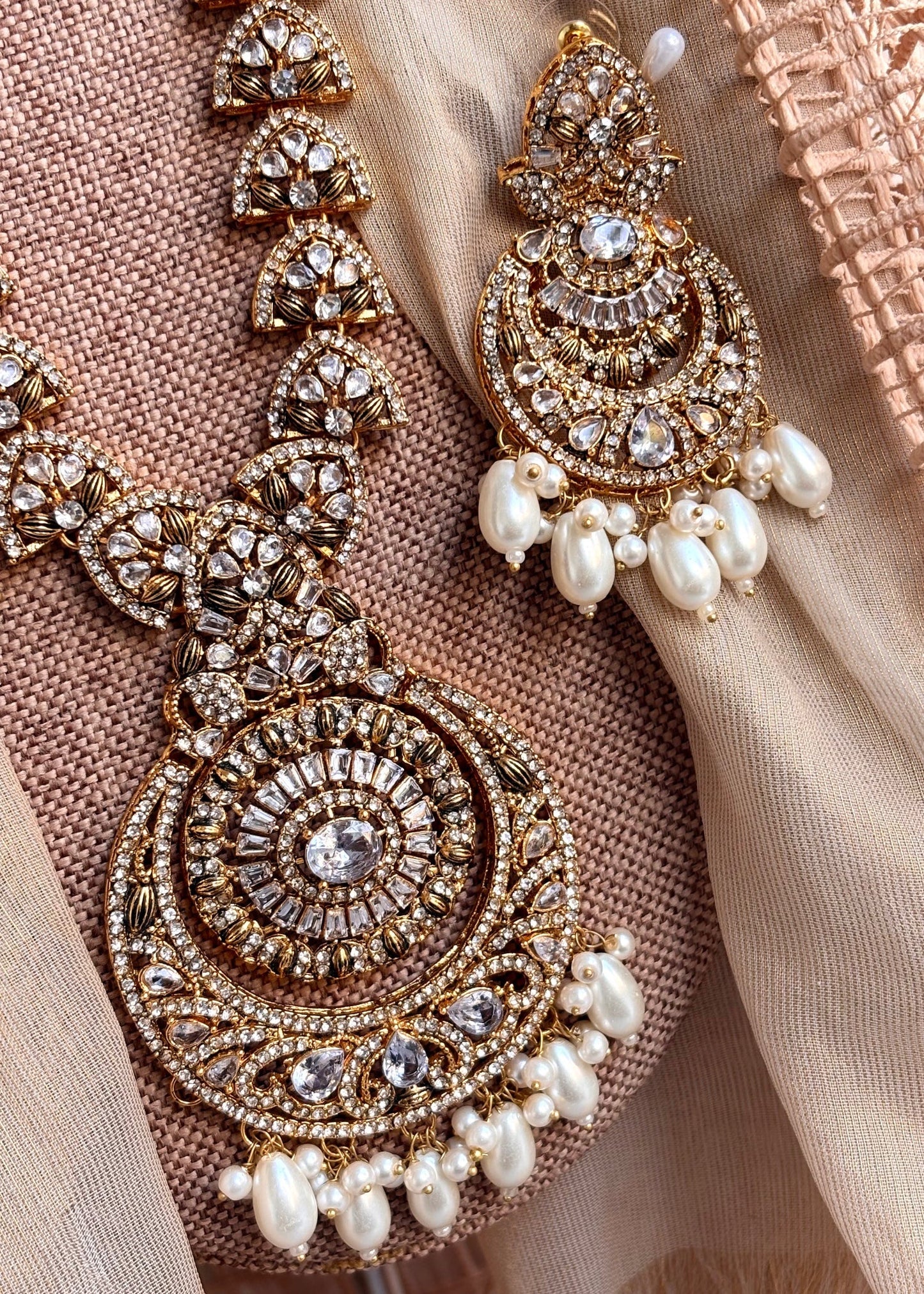 Royal Aura White Necklace Set Online in KSA Riyadh Saudi Arabia Oman Bahrain Qatar