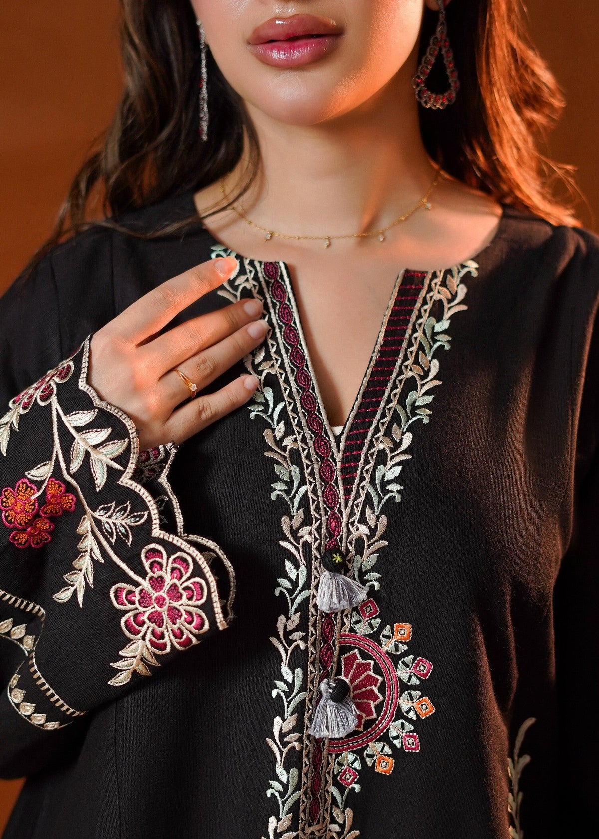 Black Embroidered Slub Khaddar Kurta Set Online in KSA Riyadh Saudi Arabia Oman Bahrain Qatar