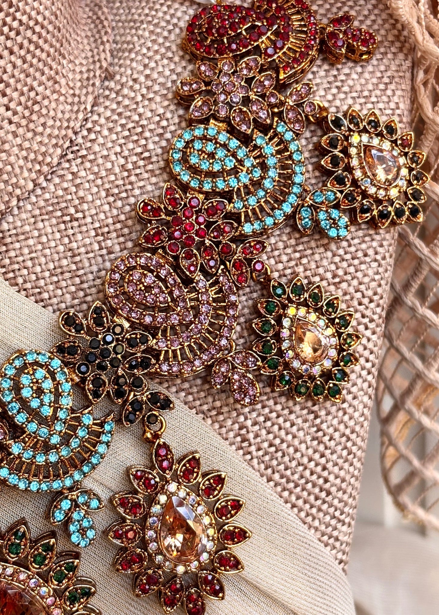 Vibrant Crystal Necklace Set Online in KSA Riyadh Saudi Arabia Oman Bahrain Qatar
