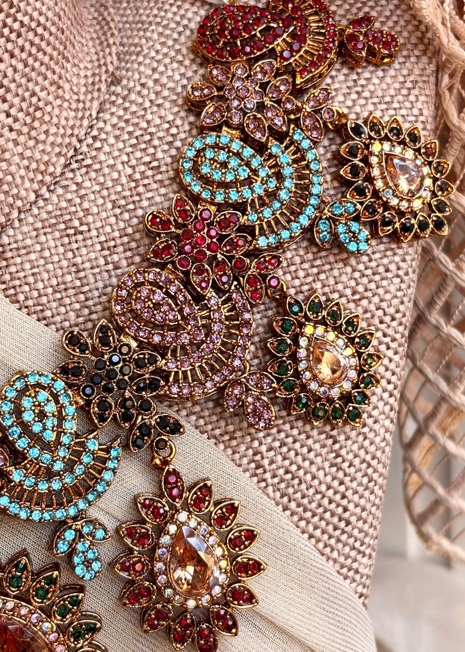 Vibrant Crystal Necklace Set Online in KSA Riyadh Saudi Arabia Oman Bahrain Qatar