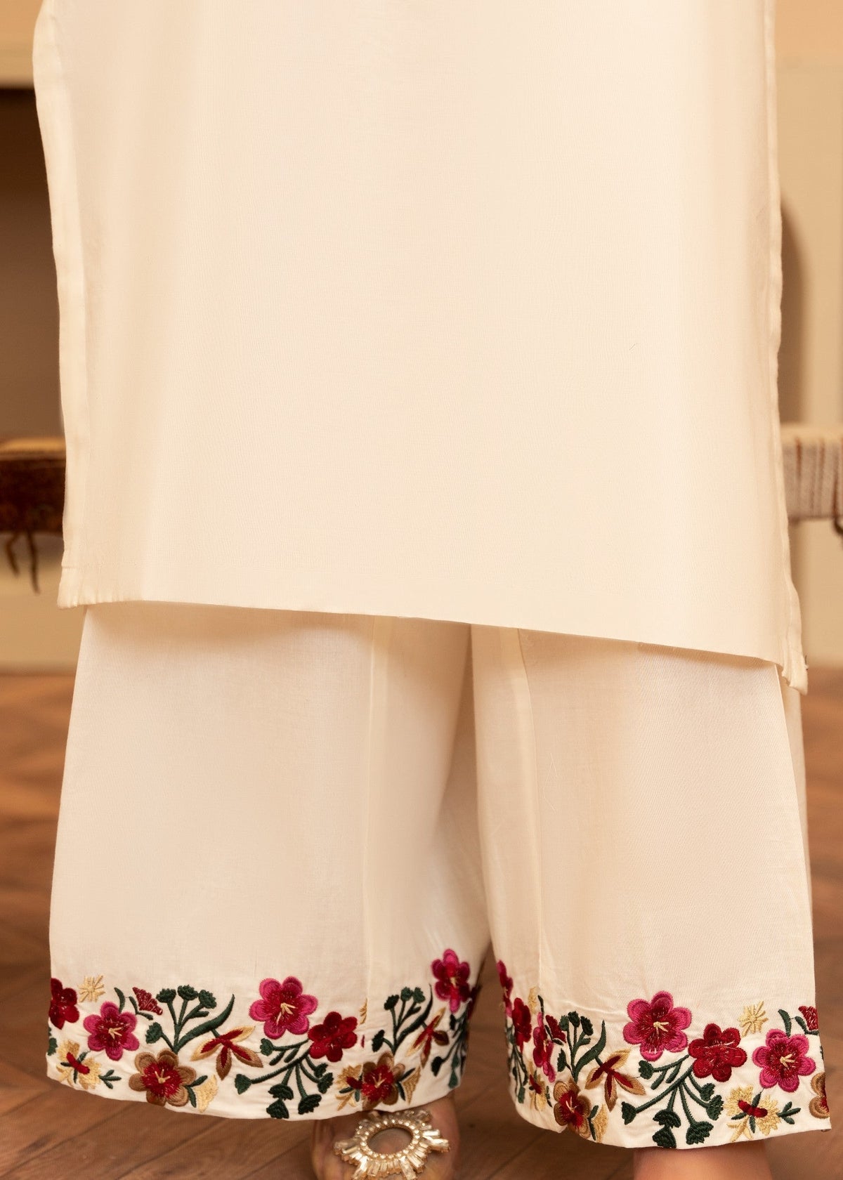 White Embroidered Lawn 3 Piece Suit Online in Dubai UAE Abudhabi Ajman Sharjah
