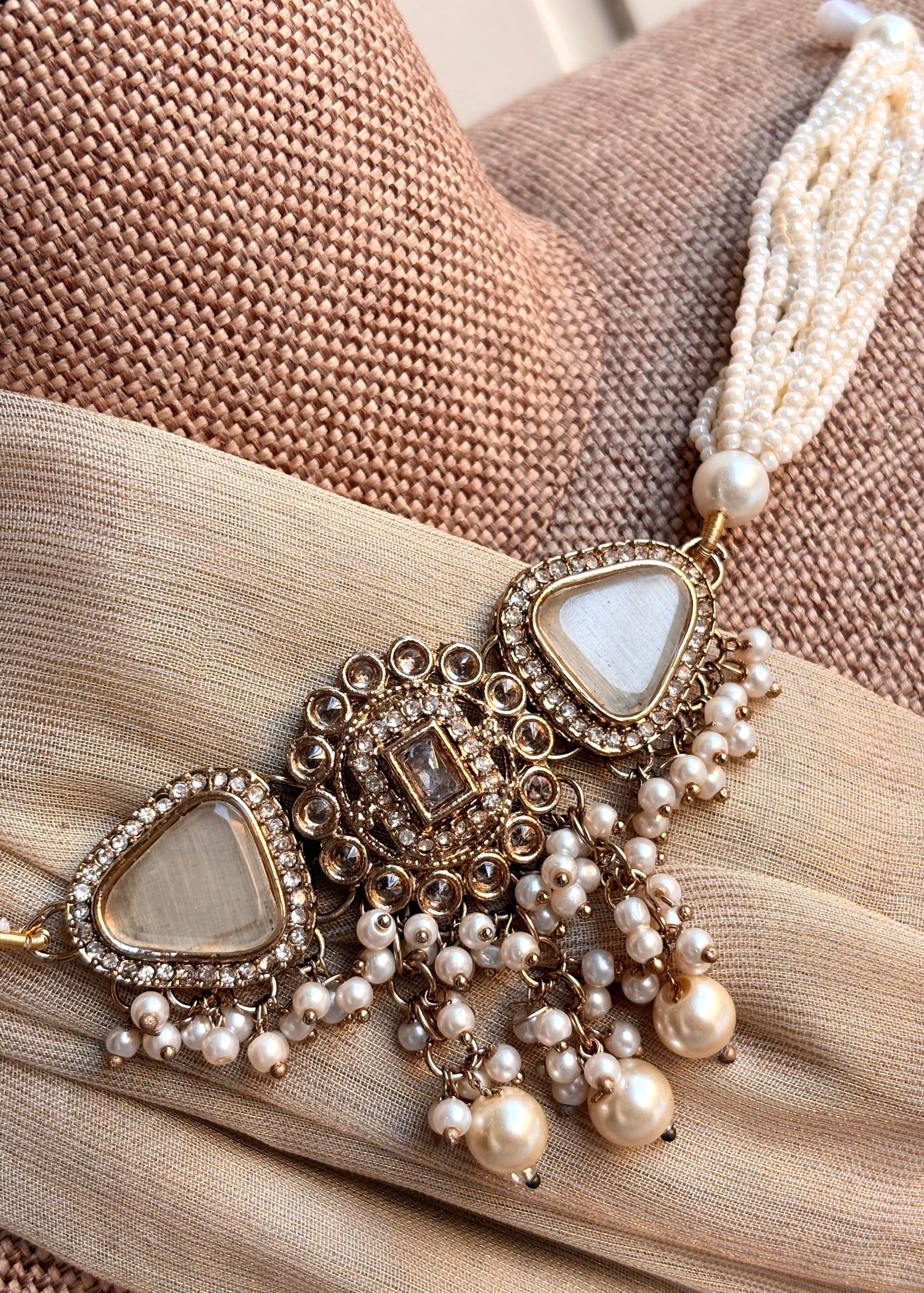 White Metal Necklace Set for Bridal Online in KSA Riyadh Saudi Arabia Oman Bahrain Qatar